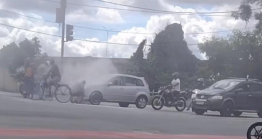 Carro pega fogo no centro de Campos