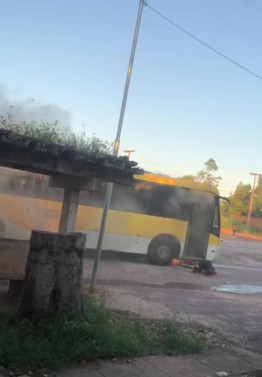 Ônibus pega fogo em Campos