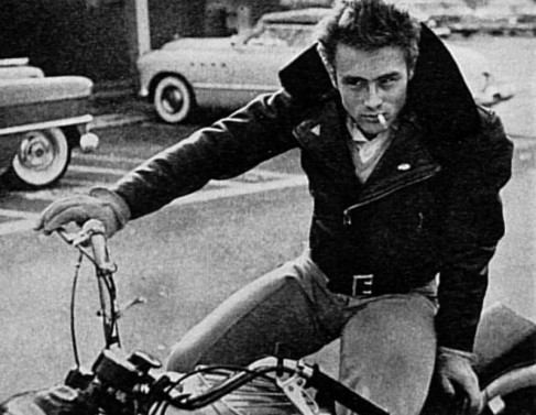 James Dean, ator americano nascido nos anos 1930, ainda é considerado um ícone cultural da moda, e representa o arquétipo do rebelde. Sua imagem vende ainda hoje, e é copiada pelo desejo mimético. 