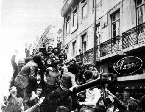 Cenas da Revolução de 25 de Abril  em Portugal.  