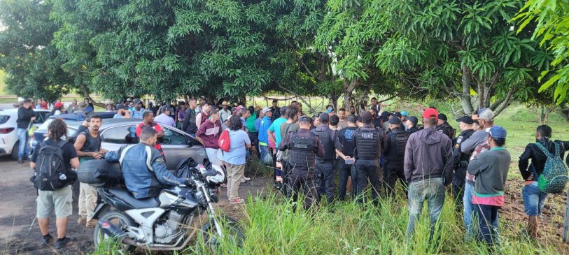 Viaturas  cercam o assentamento Josu&eacute; de Castro em Campos 