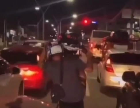 Motociclista se arrisca em meios aos carros, em Campos 