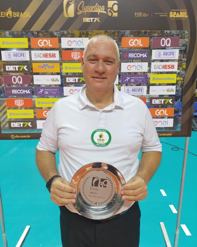 Marcelo Leandro com o prêmio conquistado