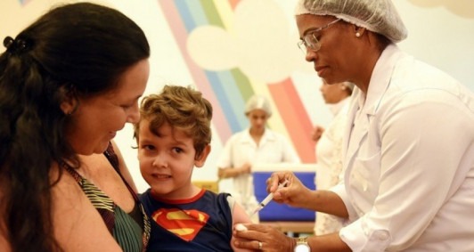 Criança sendo vacinada