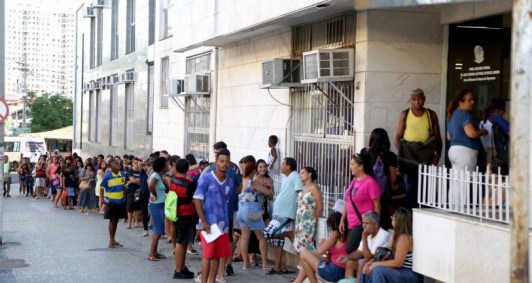 Fila no prédio da Justiça Eleitoral, em Campos