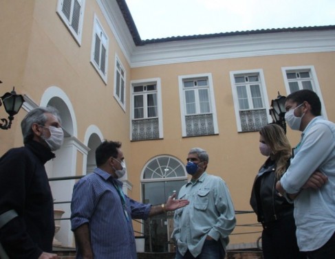 O arquiteto Humberto Chagas e a equipe do Museu Histórico recebendo representante do Inepac