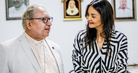 Dom Roberto recebeu Madeleine (Fotos: Reproduo rede social)