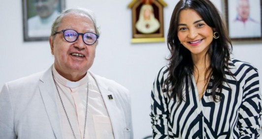 Dom Roberto recebeu Madeleine (Fotos: Reproduo rede social)