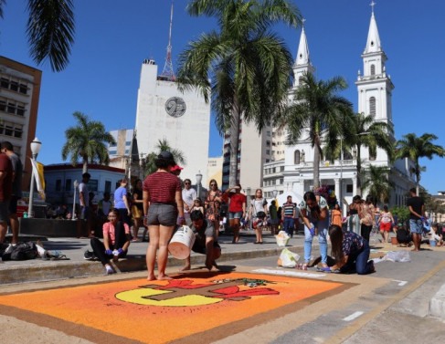 Confec&ccedil;&atilde;o de tapetes na Pra&ccedil;a do Sant&iacute;ssimo Salvador