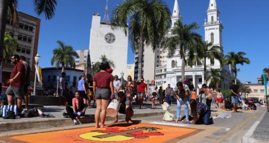 Confec&ccedil;&atilde;o de tapetes na Pra&ccedil;a do Sant&iacute;ssimo Salvador