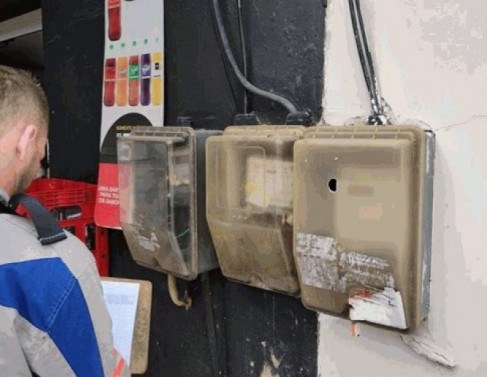Medidores inoperantes que deveriam aferir o consumo das casas