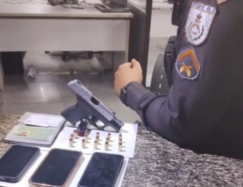 Mulher é detida com arma de namorado após evento, em Campos