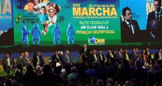Presidente Lula e ministros na abertura da Marcha dos Municípios