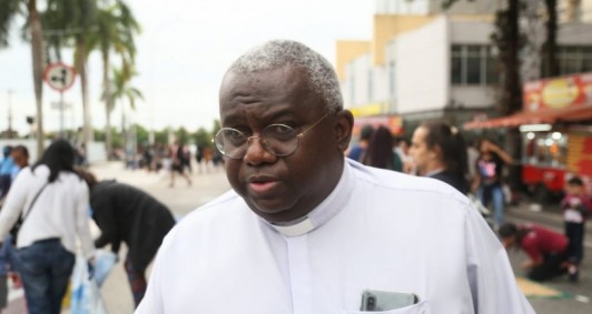 Padre Márcio na confecção do tapetes