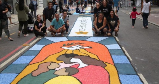 Fiis reunidos na confeo de tapetes (Fotos: Rodrigo Silveira)