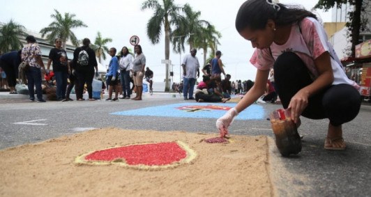 Fiis reunidos na confeo de tapetes (Fotos: Rodrigo Silveira)