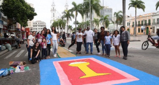 Fiis reunidos na confeo de tapetes (Fotos: Rodrigo Silveira)