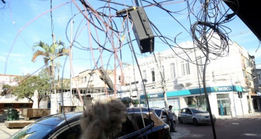 Fios partidos no centro - Foto Rodrigo Silveira