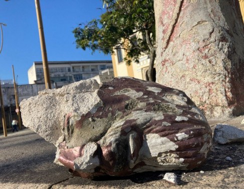 Fragmentos da cabea da esttua (Foto: Arquivo/ Genilson Soares)