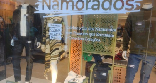 Lojistas apostam em promo&ccedil;&otilde;es para atrair o p&uacute;blico apaixonado