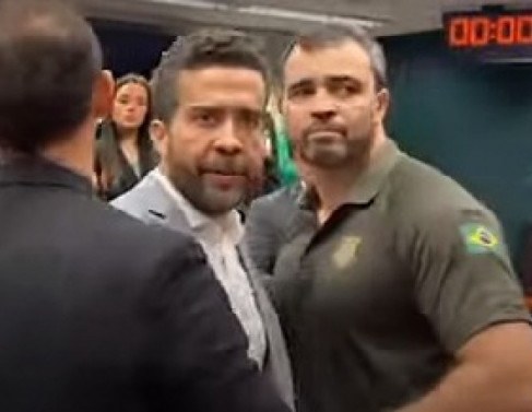 Deputado André Janones