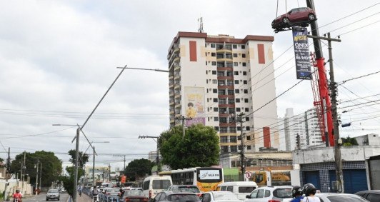 Carro Onix pendurado na avenida 28 de Mar&ccedil;o para campanha do Dia Livre de Impostos em Campos