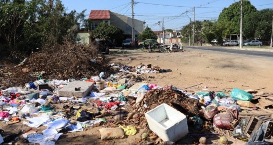 Acúmulo de lixo e entulho no Jóquei Clube (Fotos: Genilson Pessanha)