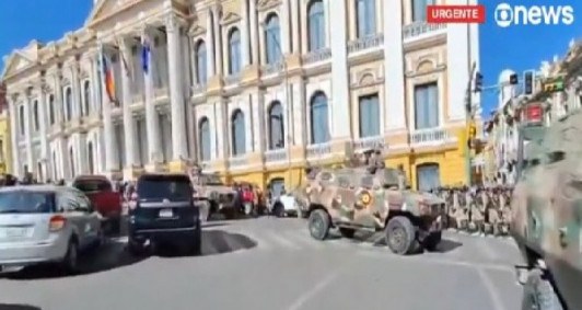Tanques e militares invadem palácio presidencial