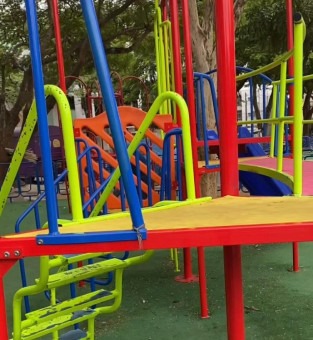 Crian&ccedil;a caiu do brinquedo da pra&ccedil;a 