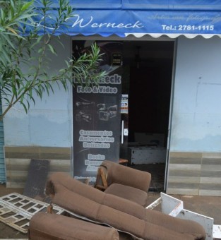 Loja foi afetada (Fotos: Leitor)