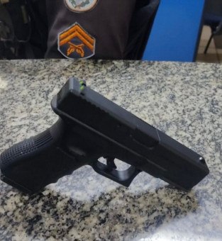 A arma foi apreendida pela PM