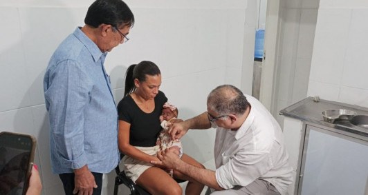 Primeira criança vacinada no novo Centro de Imunização