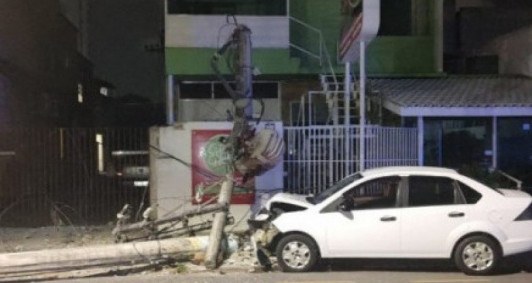 Carro bateu em posto na Bar&atilde;o de Miracema, em Campos