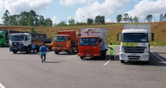 Arteris Fluminense alerta os caminhoneiros sobre riscos de dirigir com sono