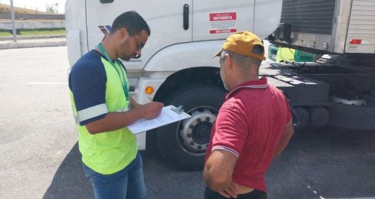 Arteris Fluminense alerta os caminhoneiros sobre riscos de dirigir com sono