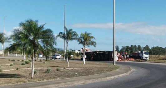 Caminhão de tijolo tomba na Baixada Campista