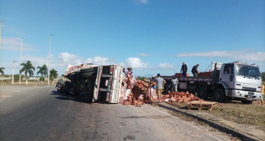 Caminhão de tijolo tomba na Baixada Campista