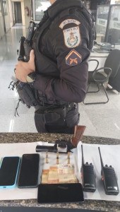 Foram apreendidos: rádio de comunicação, celular e arma com munições - Foto: Divulgação/PM