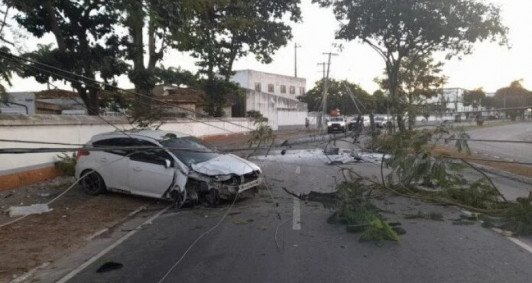 Carro derruba poste em acidente - Foto: Divulgação 
