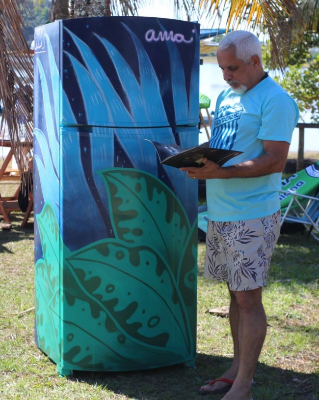 Geladeira personalizada está pronta para receber livros