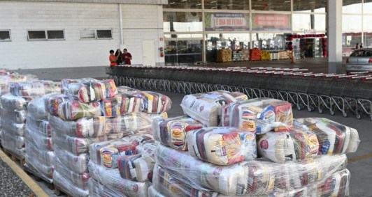 Cestas básicas arrecadadas na Feijoada da Folha são entregues a entidades assistenciais (Fotos: Genilson Pessanha)