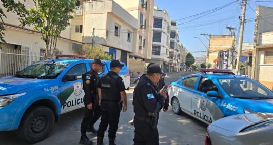 O corpo foi encontrado por populares 