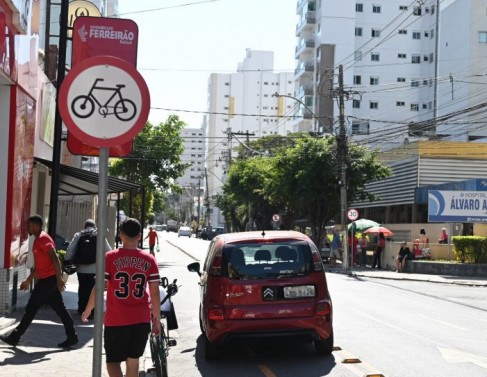 Ciclistas reclamam de trânsito indevido de motoristas nas ciclovias 