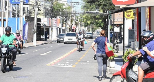 Motociclistas são flagrados andando pela ciclofaixas 