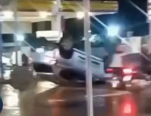 Motorista capotou com o carro na avenida 28 de Março