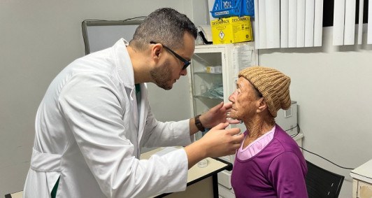 Idosa é atendida pela equipe da Saúde