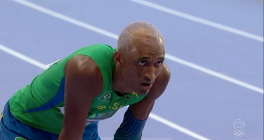 Alisson Santos após garantir o terceiro lugar e se classificar para final dos 400m com barreiras 