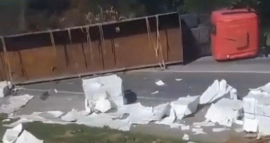 A carga transportada pela carreta ficou espalhada pela BR-101 