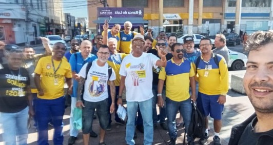 Trabalhadores dos Correios realizam ato na Praça São Salvador 