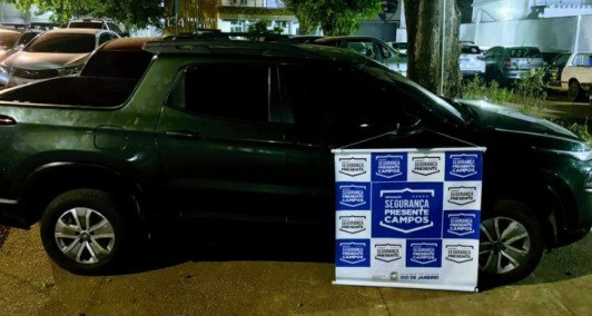 Veículo com marcas de tiro é recuperado em Campos